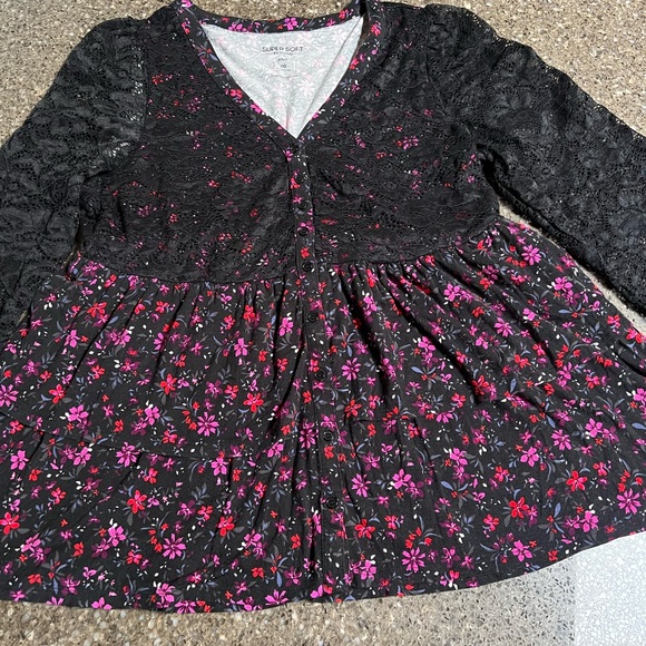 Torrid Black Top with Pink and Purple Floral Design Lace Sleeves Size 00 M/L - Picture 1 of 6
